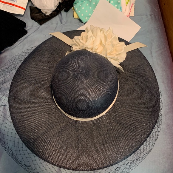 Broadbanded hat with large flower and veil. Navy with dusty cream ribbon &flower - Picture 4 of 4